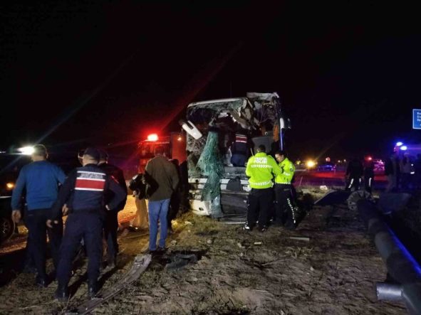 Denizli’de minibüs yolcu otobüsüyle çarpıştı: Yaralılar var