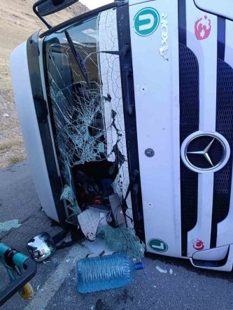 Devrilen tırın sürücüsü yaralandı