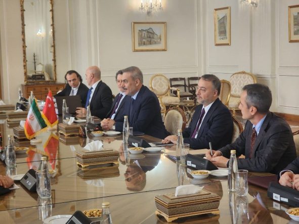 Dışişleri Bakanı Fidan, İranlı mevkidaşı Arakçi ile bir araya geldi