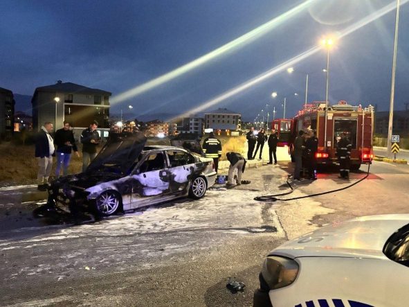 Erzincan’da seyir halindeki otomobil alev aldı: 2 kişi son anda kurtuldu