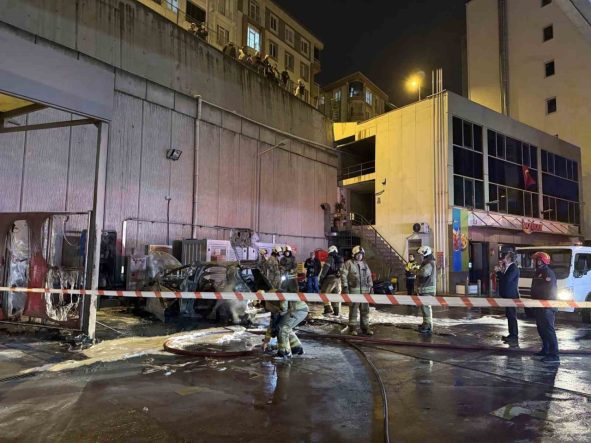 Esenyurt’ta şarjda olan elektrikli araç alev alarak patladı