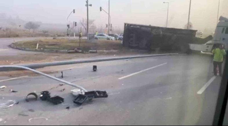 Eskişehir’de yan yatan tır trafiği olumsuz etkiledi