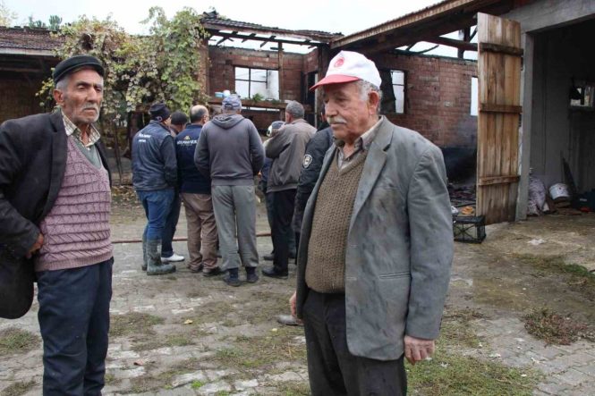 Evi yanan yaşlı çiftçinin biriktirdiği paralar ve eşyaları küle döndü