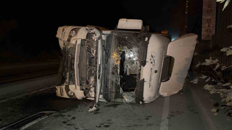 Eyüpsultan’da kontrolden çıkan hafriyat kamyonu yan yattı. 1 yaralı