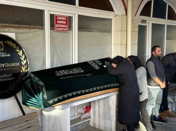 Fabrika yangınında ağır yaralanmıştı: Hastanede hayatını kaybeden Yıldız, son yolculuğuna uğurlandı