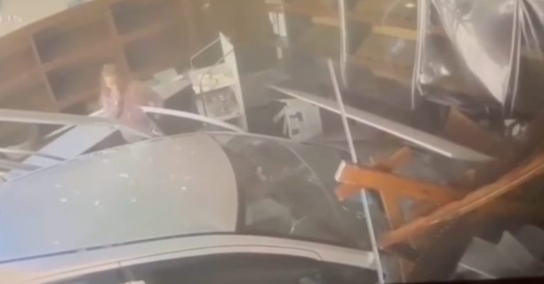 Fırına dalan otomobil ortalığı savaş alanına çevirdi... O anlar kamerada