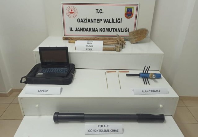 Gaziantep’te define bulmak amacıyla kaçak kazı yapan 9 şahıs suçüstü yakalandı