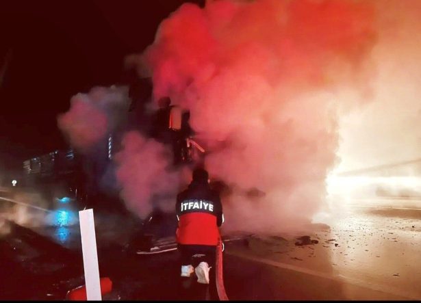 Hareket halindeki tır alev topuna döndü