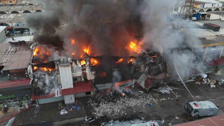 Hırdavat dükkanında çıkan yangını söndürme çalışmaları devam ediyor: Yangın, havadan görüntülendi