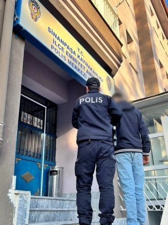 Hırsızlık suçundan aranan şahsı polis yakaladı