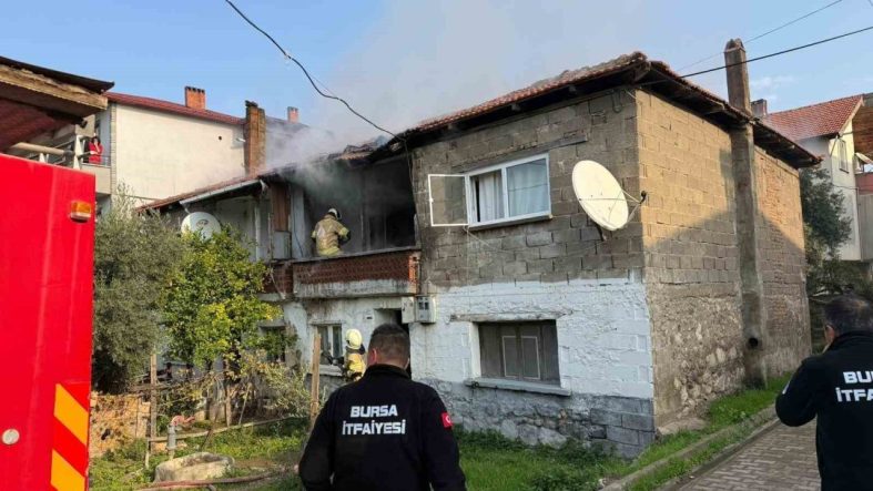 İki katlı evde yangın paniği mahalleyi sardı