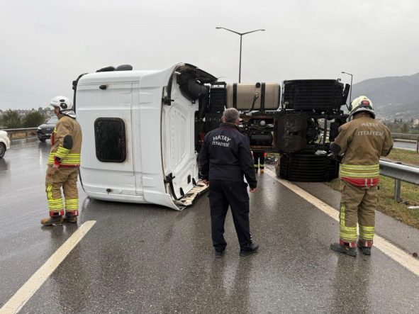 İskenderun’da devrilen tırın sürücüsü yaralandı