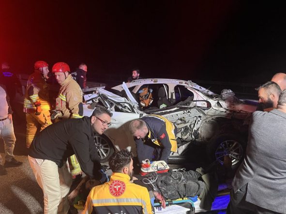 Kamyonete arkadan çarpan otomobil hurda yığınına döndü: 1 ölü, 2 yaralı