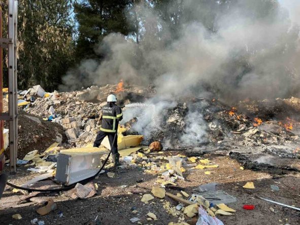 Kırıkhan’da hurdalık alanda çıkan yangını itfaiye ekipleri söndürdü