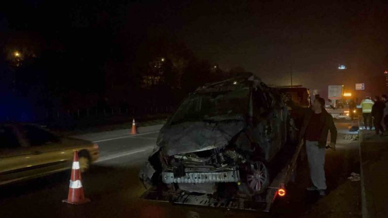 Kontrolden çıkan araç aydınlatma direğini devirip karşı yöne geçti