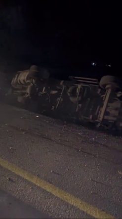 Kontrolden çıkan kamyon elektrik direğine çarparak devrildi, mahalle karanlığa büründü