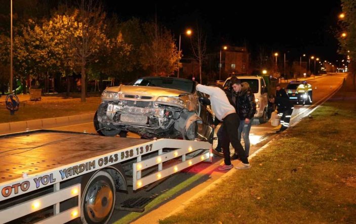 Kontrolden çıkan  otomobil önce kaldırıma sonra orta refüjdeki Yavaş levhasına çarptı