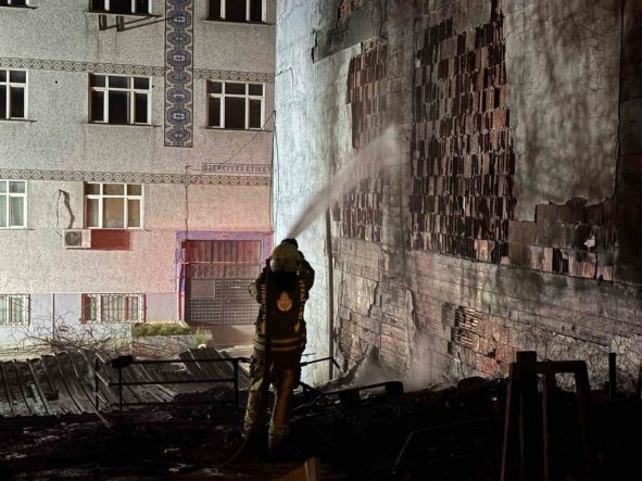 Küçükçekmece’de geri dönüşüm atık tesisi alevlere teslim oldu