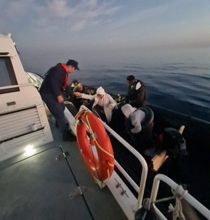 Kuşadası açıklarında 14 düzensiz göçmen yakalandı