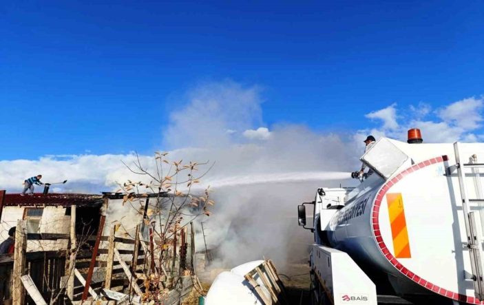Kütahya’da ahır yangını büyümeden söndürüldü
