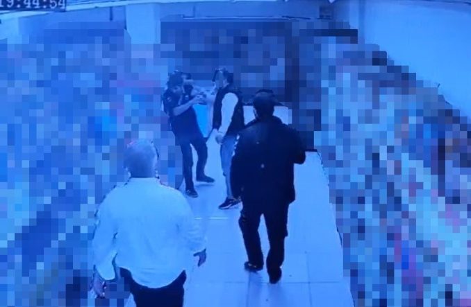 Markette "şeker dökme" diye uyarınca darbedildi: O anlar kamerada