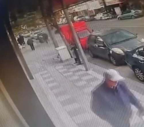 Motosiklet sürücüsünün ağır yaralandığı kaza güvenlik kamerasında