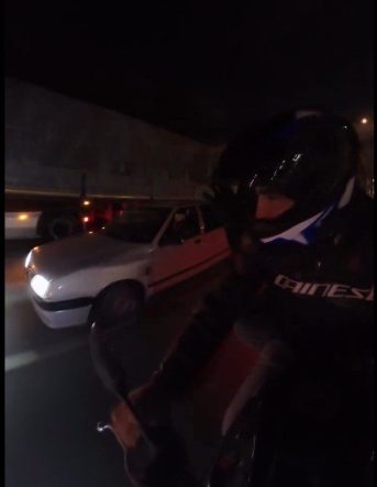 Motosiklete yandan çarpan araç, yoluna bir şey olmamış gibi devam etti