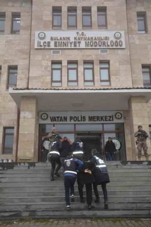 Muş’ta firari 2 şüpheli suç aleti silahla yakalanarak tutuklandı