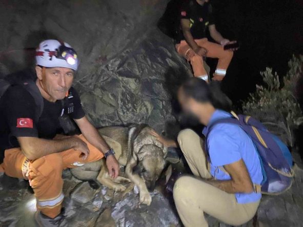 Ormalık alanda mahsur kalan vatandaş 4 saatlik çalışma sonunda kurtarıldı