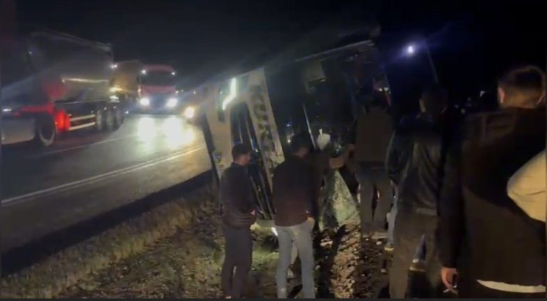 Osmaniye’de yolcu otobüsü devrildi: Yaralılar var