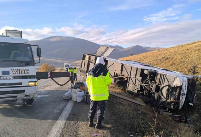 Otobüs kazasında ölenlerin kimlik tespit çalışmaları sürüyor