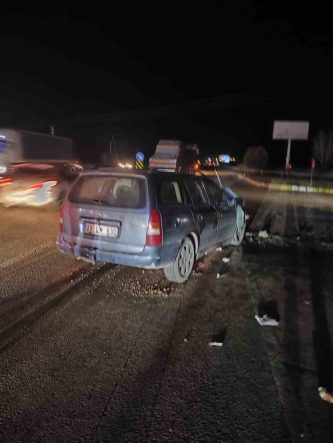 Otobüsle otomobil çarpıştı: 1 ölü, 3 yaralı