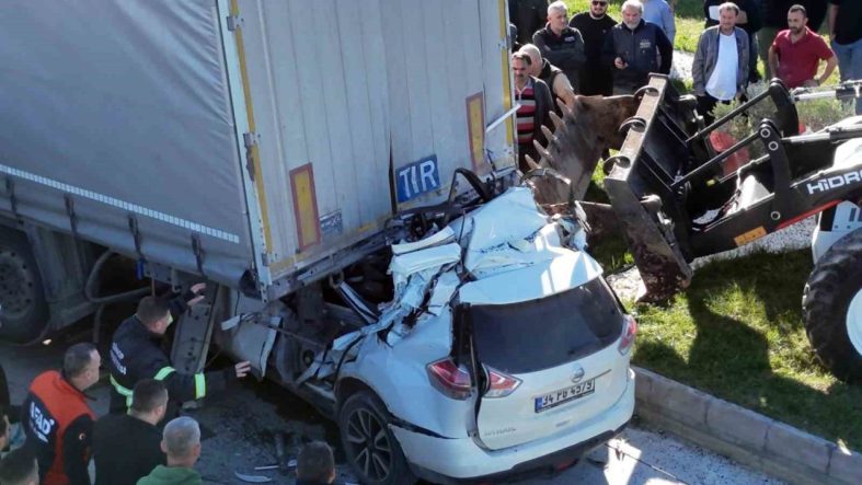 Otomobil tırın altına girdi: Özel eğitim öğretmeni hayatını kaybetti