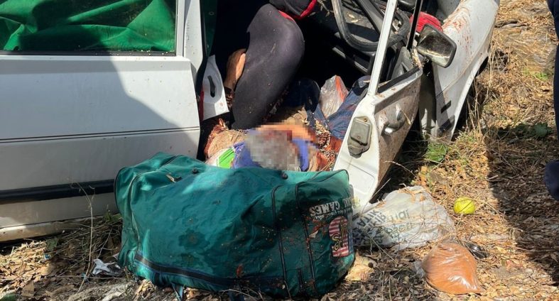 Otomobil yol kenarına uçtu: 1 ölü, 1 ağır yaralı