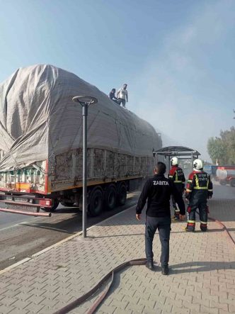 Pamuk yüklü tırda çıkan yangın büyümeden söndürüldü