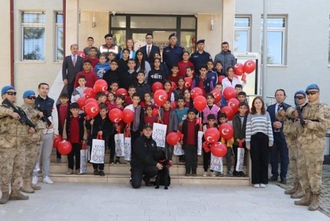 Pazaryeri’nde minik öğrenciler jandarma etkinlikleri ve köpek gösterileriyle tanıştı