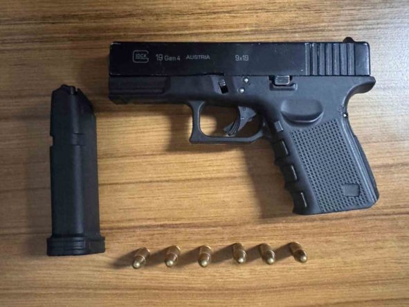 Polis şüphesinde haklı çıktı, motosikletin selesinden tabanca ele geçirdi