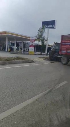 Refüjden yolun karşısına geçmek isteyen traktöre otomobil çarptı