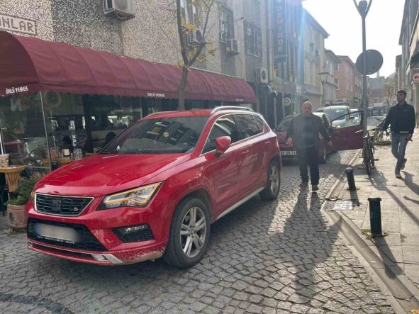 Sokak ortasına otomobilini bırakıp işlerini halletmeye gitti