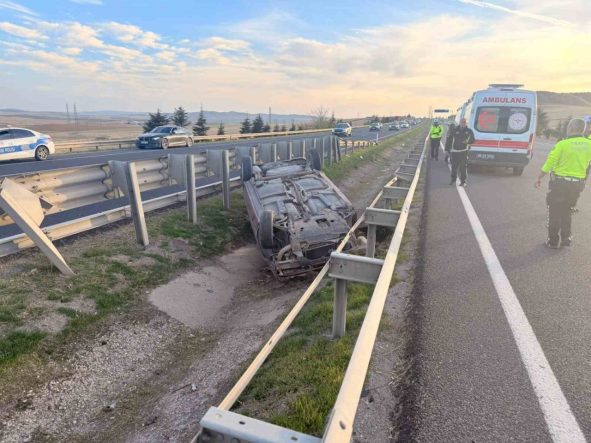 Sürücüsünün direksiyon hakimiyetini kaybettiği otomobil refüjde ters döndü: 1’i çocuk 3 yaralı
