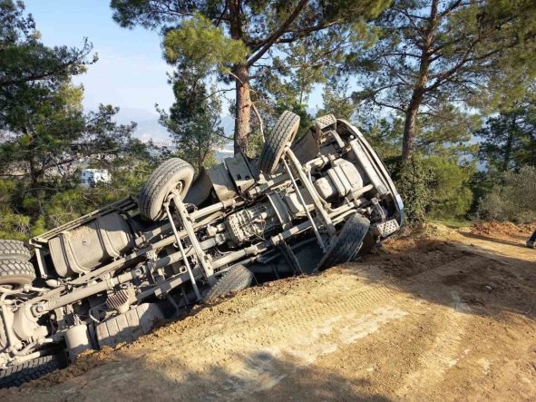 Toprak yolda uçuruma yuvarlanan hafriyat kamyonunun sürücüsü yaralandı