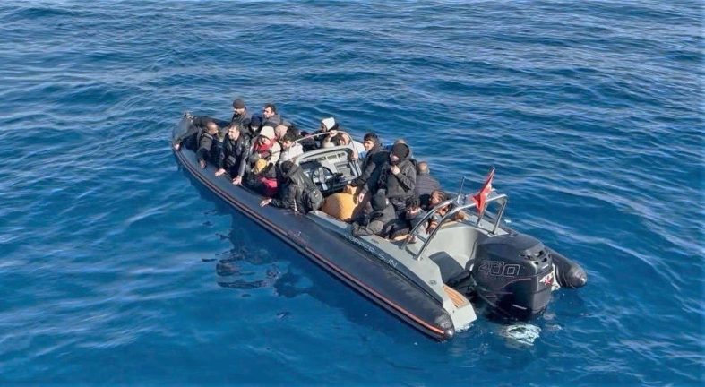 Urla açıklarında 28 düzensiz göçmen yakalandı