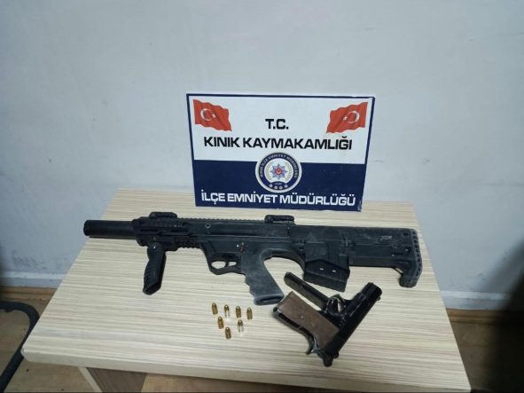 Üzerindeki mermiler ele verdi, evinden ruhsatsız silah ve tüfek çıktı