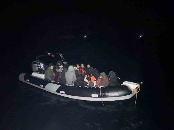 Yunanistan’ın Türk sularına geri ittiği 31 düzensiz göçmen kurtarıldı