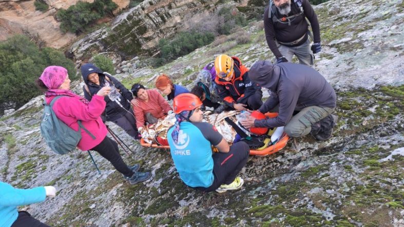 Yürüyüş yaparken dere yatağına düşen şahıs kurtarıldı