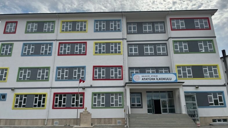Ayvalık Atatürk İlkokulu Yeni Binasına Kavuştu Modern Eğitim Dönemi Başladı