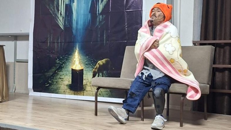 Ayvalıklı engelli oyuncudan Yalnız Bir Adamın Hikayesi