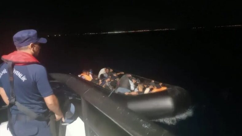 AYVALIK'TA 23 GÖÇMEN SAHİL GÜVENLİK EKİPLERİNDEN KAÇAMADI