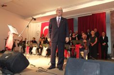 Balıkesir'de 82 yaşındaki emekli müsteşar koro şefliği yapıyor