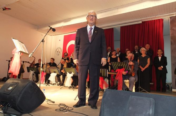 Balıkesir'de 82 yaşındaki emekli müsteşar koro şefliği yapıyor